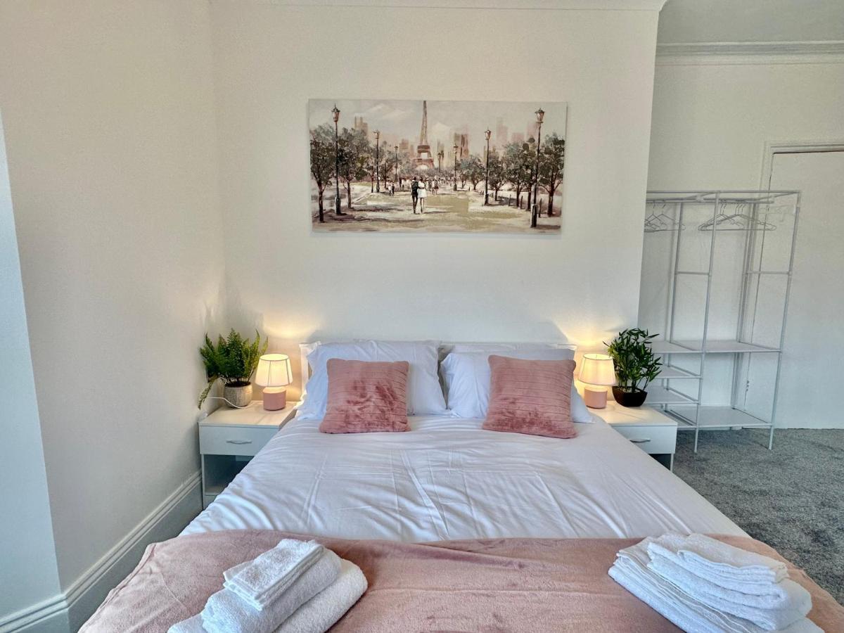 Chic Apartment In Central Bournemouth With Parking Exterior photo