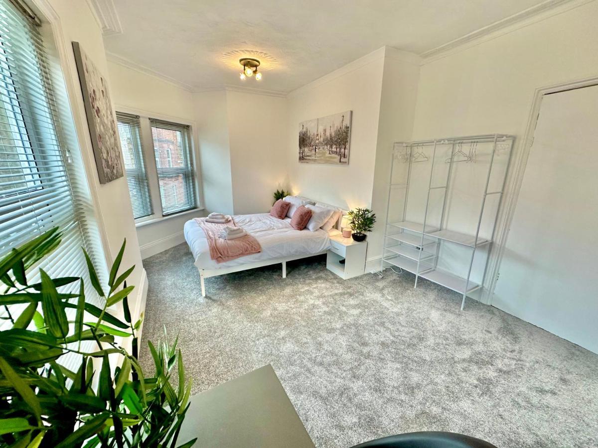 Chic Apartment In Central Bournemouth With Parking Exterior photo
