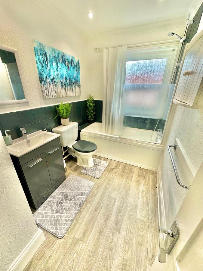 Chic Apartment In Central Bournemouth With Parking Exterior photo