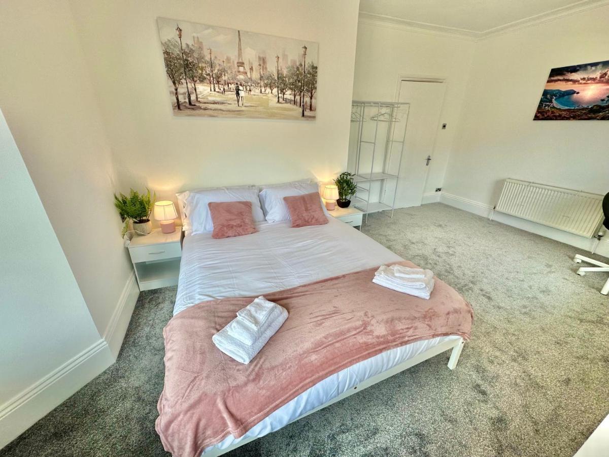 Chic Apartment In Central Bournemouth With Parking Exterior photo
